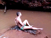 Duo de jeunes mecs gays en train de baiser dans une rivi�re !