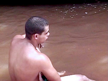 Une coutume locale pour un jeune gay esseul�