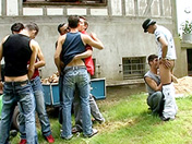 M�ga orgie et gangbang entre jeunes mecs gays virils !