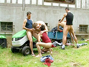 Partouze sur la pelouse