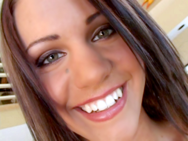 Brunette de 20 ans tourne une scène avec son mec