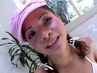Jeune latine adepte des plans � trois se fait enculer