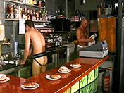 Vid�o sm et cuir gay entre 2 pervers homos et un jeune serveur