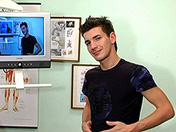 Seul dans le cabinet de son m�decin gay, ce jeune mec homo se branle avec un anus artificiel