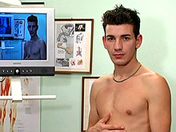 Seul dans le cabinet de son m�decin gay, ce jeune mec homo se branle avec un anus artificiel