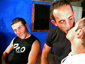 4 mecs mures gays se font jouir au comptoir d'un bar