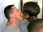 3 �tudiants gays en coloc se tapent une grosse branle sous la douche !