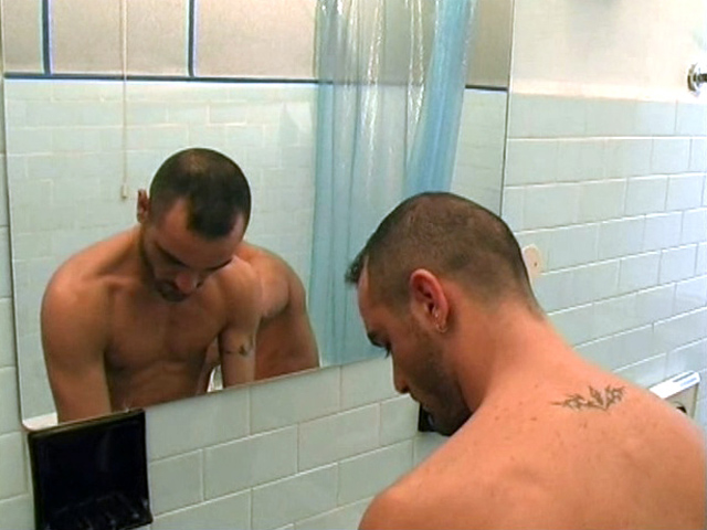 ¡Pillados en el baño!