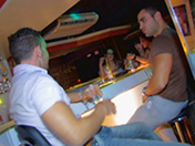 Petite baise entre amis dans une discothèque française. - image 5
