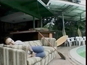 Plut�t que faire l'entretien de la piscine v�rifie donc ma chatte !! !