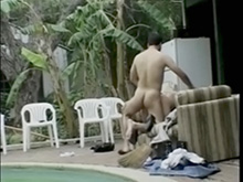 Plut�t que faire l'entretien de la piscine v�rifie donc ma chatte !!!