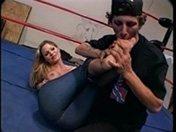 Petite branlette avec les pieds sur un ring de boxe.