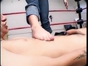 Petite branlette avec les pieds sur un ring de boxe.