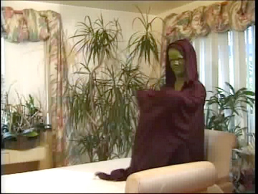 Un enano alien rompe un culo.