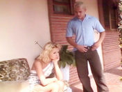 Superbe Blonde transexuelle bais�e dans le jardin !!!