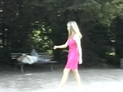 Une belle blonde accost�e par deux inconnus