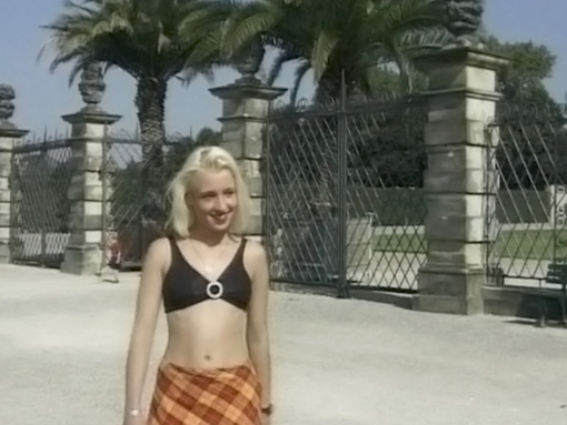 Exhibition dans un parc de Paris pour jeune blonde
