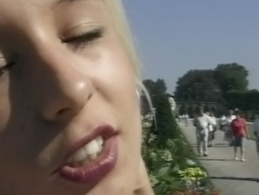 Exhibition dans un parc de Paris pour jeune blonde - Une belle blondinette se ballade dans un grand parc v�tue de sa mini jupe et elle est tr�s contente de pouvoir aujourd'hui montrer un peu sa petit chatte � tout le monde. Elle remonte sa jupette pour que les passants puissent admirer ce beau minou �pil� et file se poser sur un banc pour pouvoir enfin se masturber au vue de tous. Mais un mec passant par l�, semble tr�s intrigu� et excit� par la situation. Elle le rep�re et l'invite � la rejoindre pour ce faire une bonne baise en pleine air super chaude. Elle va donc lui sucer la bite avant de ce faire d�monter par un gaillard flipp� qu'on les surprenne mais d�cid�ment torride avec la chiennasse. Il lui met bien � fond et ca semble faire son petit effet car elle gueule de plus en plus fort alors qu'il la prend en levrette contre le banc. Enfin et apr�s cette baise qui aurait pu leur couter ch�re, elle prendra tout son jus sur son visage.
