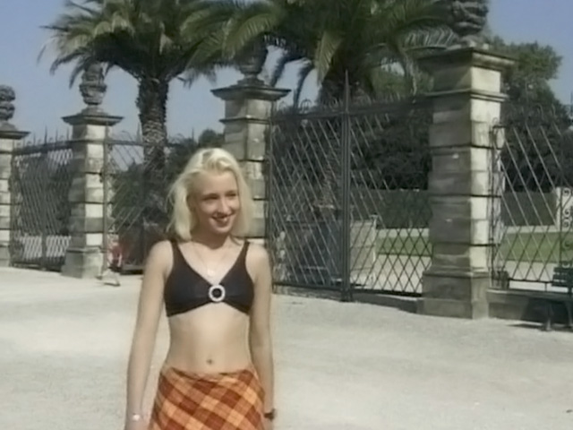 Exhibicionismo en un parque para una joven rubia
