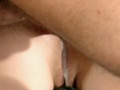 Brunette et son mec baise dans un endroit insolite