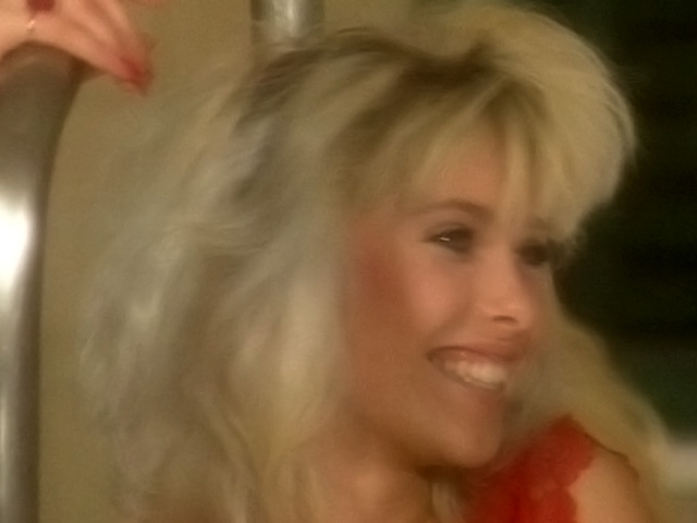 Partouze au bord de la piscine et blonde arros�e copieusement