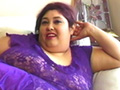 Grosse en robe bleue et baise par del� les cieux