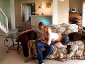 Un gang bang collectif pour une jeune blonde en manque - image 12