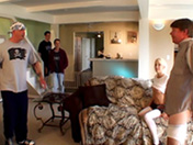 Un gang bang collectif pour une jeune blonde en manque - image 6