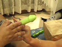 Blondasse à vibro pour petit mec chaud comme un asticot