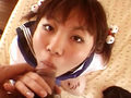 Jeune vicieuse masturb�e au vibro et bais�e par son prof ! - Une jeune japonaise avec des couettes et son uniforme retrouve son amant � l'h�tel. Une fois sur le lit le mec lui choppe les seins puis la d�shabille rapidement avant dela branler avec un petit vibro bleu. La fille lui taille une belle pipe avant qu'il ne se d�cide � la prendre en levrette. Ce festival de baise se termine par une �jac sur les seins de cette petite perverse!