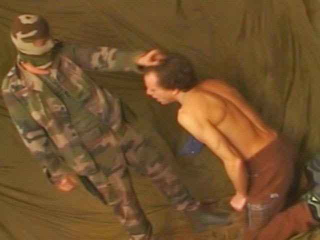 Hétéro gourmand baisé par un commando!!