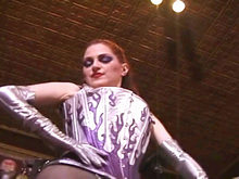 Maitresse Rousse et Blonde Soumise!