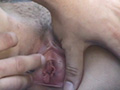 Lesbiennes et gros dard tendu pour baise inattendue