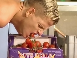Un beau black au corps d'apollon est &eacute;taler sur des filets de pommes de terre et se fait sucer la queue par un blond bien d&eacute;cider &agrave; le faire grimper aux rideaux. Mais c'est surement l'inverse qui va se produire puisque le black en gros gourmand veut le petit cul d'un blondinet. Ce dernier qui est un grand fan de sexe et surtout de sodomie interraciale va &eacute;carter ses petites fesses pour que le beau minet couleur &eacute;b&egrave;ne lui casse le fion. Il va tellement lui d&eacute;foncer la rondelle que le blonde qui a la t&ecirc;te dans une cagette de tomates ne pourra faire autrement que de mordre dedans tellement le plaisir est intense. Le black lui met de bons gros coups de reins dans l'anus et n'attend plus qu'ne chose, c'est de voir son partenaire bouffer son foutre fraichement press&eacute;. Il se retire alors et d&eacute;charge sa semence sur la gueule du petit minet qui lui aussi jouit sur son ventre &eacute;talant la sauce avec plaisir et quelques spasmes de plaisirs.
