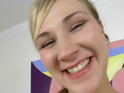 Blonde aux formes g�n�reuses, et belle pipeuse
