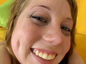 Une jeune brunette se branle et prend son pied devant la Cam
