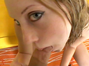 Une jeune brunette se branle et prend son pied devant la Cam
