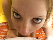 Une jeune brunette se branle et prend son pied devant la Cam
