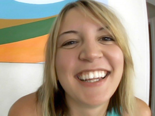 Rubia con un top azul y polvo infernal en perspectiva 