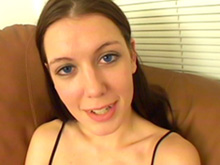 Une petite jupette �cossaise pour un f�tichiste des pieds