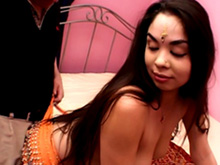 Une indienne � peine d�barqu�e se fait limer par un bourrin
