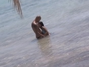 Baignade qui passe à la baise torride !