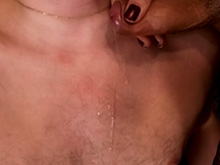 Un transsexuel prend des cours d'ordinateur