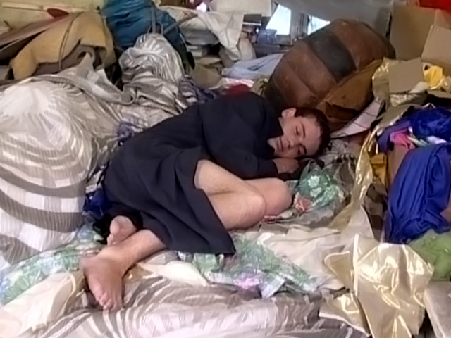 Un clochard est violé par un jeune gay bien monté