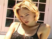 Una rossa sexy si accarezza ai bordi della sua piscina !  video xxx