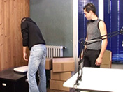 Tradisce il suo compagno per un piccolo culo di un ragazzo.