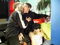 3 jeunes gays baisent dans un bar

