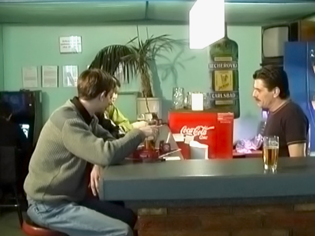 3 jeunes gays baisent dans un bar