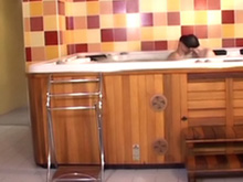 Partouze dans le bain bouillonnant.