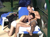 Jeunes minets gays s�enculent au soleil
